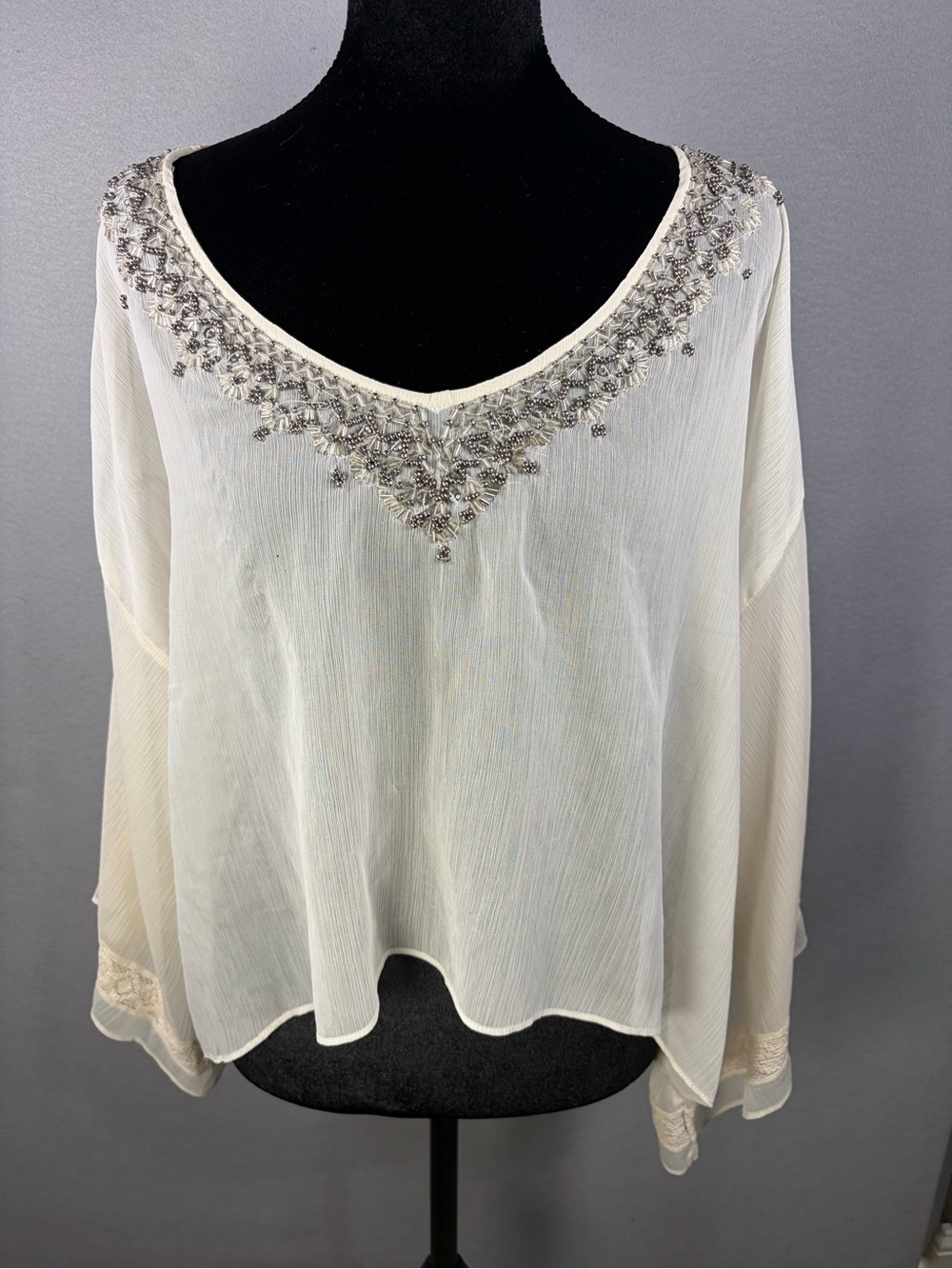 Abercrombie & Fitch Vintage Ivory V-Neck Beaded Blouse one small hole 362